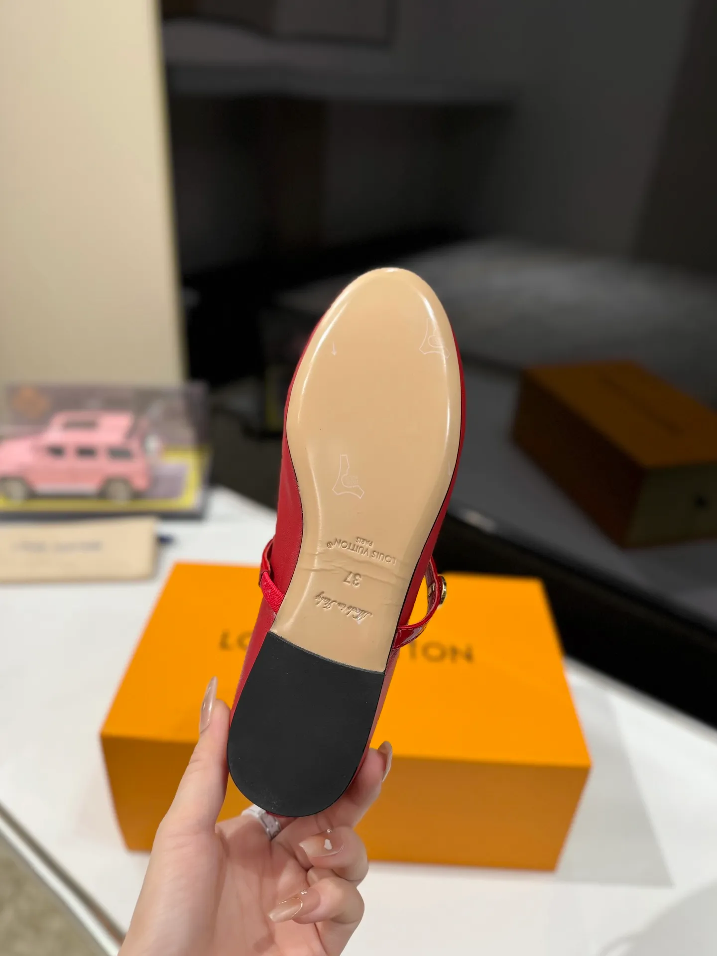 👟👟Ex-factory price 600👟👟 👟👟LV | Louis Vuitton 25𝐬𝐬 🧡💚2025 early spring new top version‼ ️The original version is the same. The counter specializes in the latest ROMY flat ballet shoes. Hard goods are new🆕 ❥Purchase level! Full of high-end feel! A popular model among bloggers at home and abroad, it’s retro and fashionable and looks amazing on your feet! Mainly recommended models on the official website★ ✅Upper: Highly customized denim/lambskin/presbyopia leather ✅Inner lining: imported sheepskin lining ✅Outsole: original Italian leather outsole ✅Shoe size: 35-39 (customized for 40, 41, 42) ✅Packaging: full set of exquisite packaging